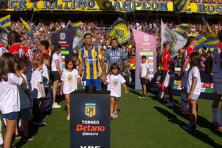 De espaldas: así fue el pasillo de Estudiantes a Rosario Central tras la polémica por el título