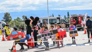 La Policía sorprendió a los alumnos de una escuela de 25 de Mayo con regalos, educación y recreación La Policía sorprendió a los alumnos de una escuela de 25 de Mayo con regalos, educación y recreación