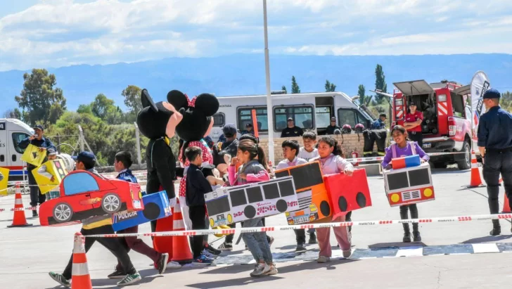 La Policía sorprendió a los alumnos de una escuela de 25 de Mayo con regalos, educación y recreación La Policía sorprendió a los alumnos de una escuela de 25 de Mayo con regalos, educación y recreación