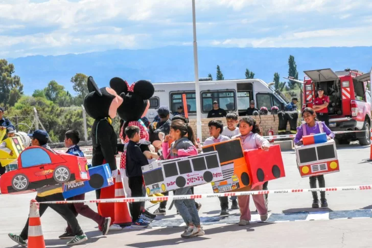 La Policía sorprendió a los alumnos de una escuela de 25 de Mayo con regalos, educación y recreación