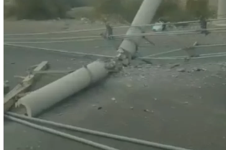 El camión que chocó contra postes de alta tensión circulaba a gran velocidad:  hay zonas de Rivadavia,  Rawson y Pocito sin luz