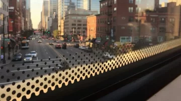 Para qué sirven los puntos negros que ves en los vidrios de los colectivos