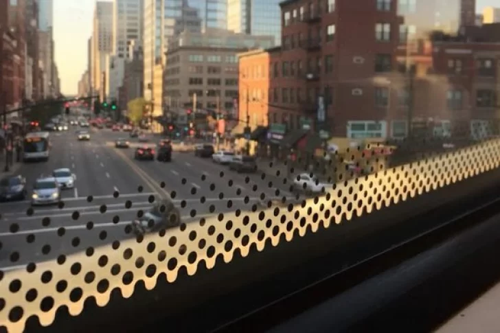 Para qué sirven los puntos negros que ves en los vidrios de los colectivos