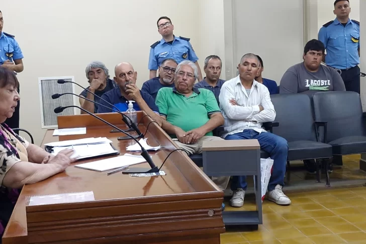 Los atraparon en una riña de gallos y deberán entregar 240 cajas de leche para evitar una condena