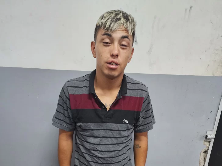 Detuvieron a un joven que amenazó a un hombre con un arma de fuego y lo golpeó para robarle $150.000 Detuvieron a un joven que amenazó a un hombre con un arma de fuego y lo golpeó para robarle $150.000