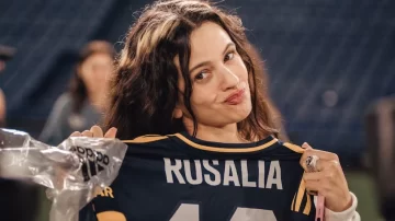 Rosalía visitó La Bombonera, recordó a Maradona y corrió por la cancha