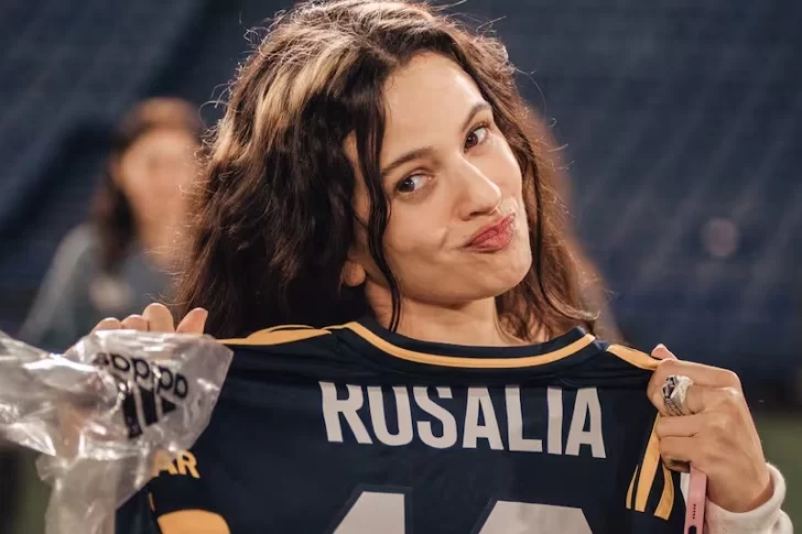 Rosalía visitó La Bombonera, recordó a Maradona y corrió por la cancha