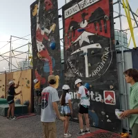 Comienza la actividad en la Feria de la FNS 2025: el público ya disfruta de los stands