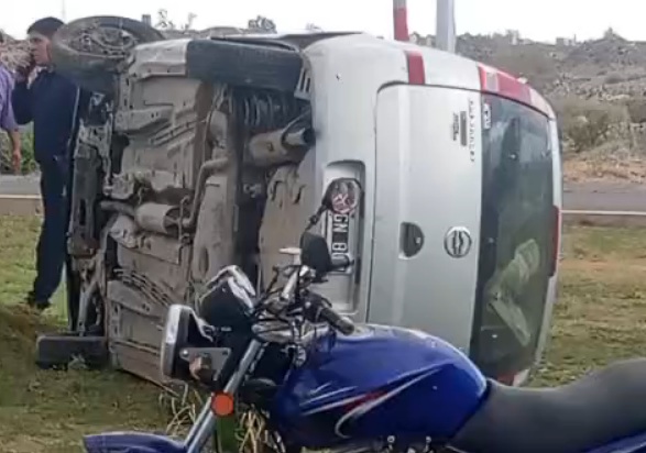 Dos menores robaron un auto en Chimbas, se fugaron y terminaron volcando tras una persecución