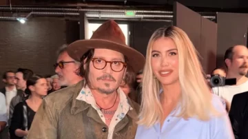 Wanda Nara se sacó una foto dándole un beso a Johnny Depp y generó furor en las redes Wanda Nara se sacó una foto dándole un beso a Johnny Depp y generó furor en las redes