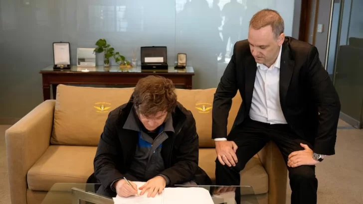 Javier Milei regresó de su viaje a Oslo y firmó la reforma laboral que ingresará al Congreso Javier Milei regresó de su viaje a Oslo y firmó la reforma laboral que ingresará al Congreso