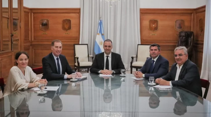 Reunión clave de Orrego con Adorni y Santilli en la Casa Rosada por el Presupuesto y la aclaratoria a la Ley de Glaciares