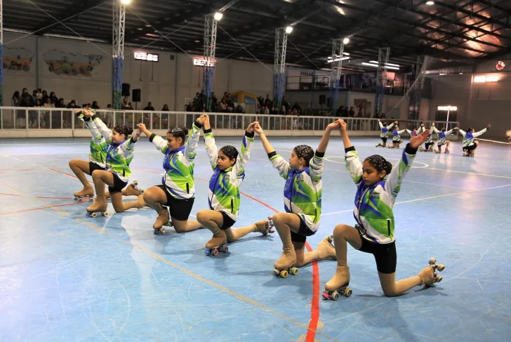 La Escuela Municipal de Patinaje Artístico de Iglesia toma forma: con alrededor de 60 chicos, se prepara para la gala de fin de año La Escuela Municipal de Patinaje Artístico de Iglesia toma forma: con alrededor de 60 chicos, se prepara para la gala de fin de año