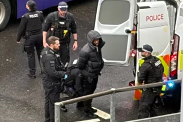 Varios pasajeros fueron atacados con gas pimienta en el aeropuerto de Londres: hay un detenido Varios pasajeros fueron atacados con gas pimienta en el aeropuerto de Londres: hay un detenido