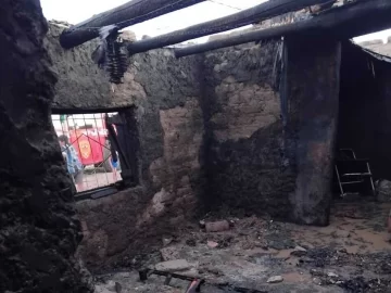 Una familia perdió todo en un incendio en La Bebida y pide ayuda urgente porque duermen en la calle