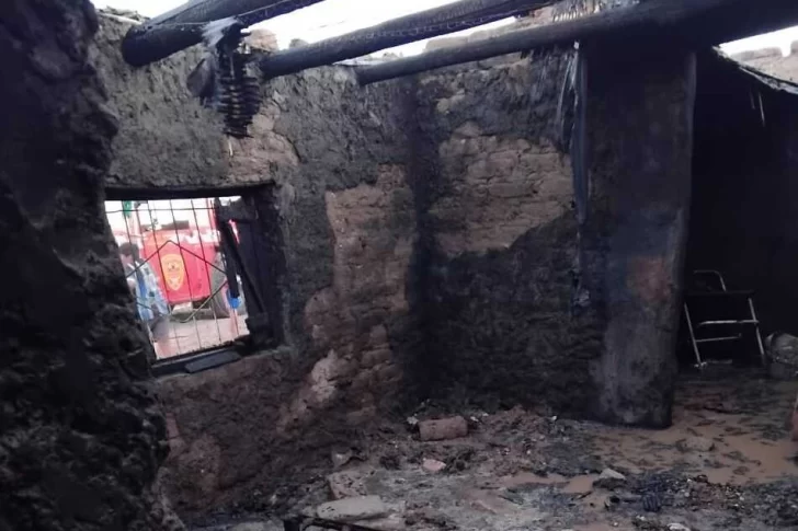 Una familia perdió todo en un incendio en La Bebida y pide ayuda urgente porque duermen en la calle