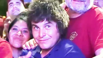 Javier Milei se sorprendió con un seguidor parecido a él y le regaló un mameluco de YPF Javier Milei se sorprendió con un seguidor parecido a él y le regaló un mameluco de YPF