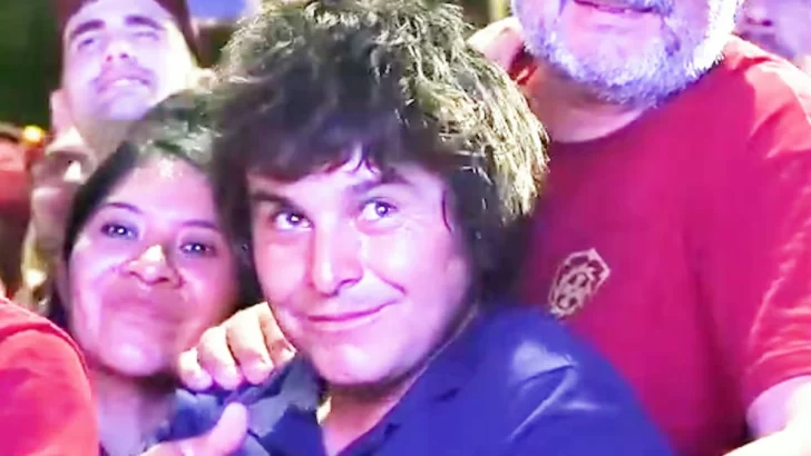 Javier Milei se sorprendió con un seguidor parecido a él y le regaló un mameluco de YPF Javier Milei se sorprendió con un seguidor parecido a él y le regaló un mameluco de YPF