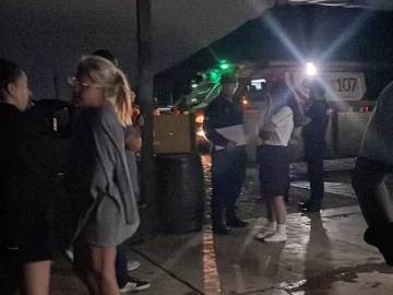 Importante despliegue policial para rescatar un total de 27 niños y 5 adultos varados en El Castillito Importante despliegue policial para rescatar un total de 27 niños y 5 adultos varados en El Castillito