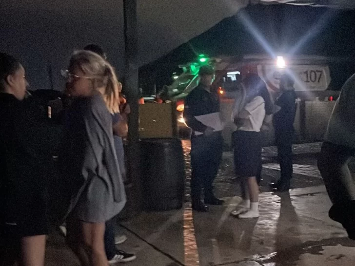 Importante despliegue policial para rescatar un total de 27 niños y 5 adultos varados en El Castillito Importante despliegue policial para rescatar un total de 27 niños y 5 adultos varados en El Castillito