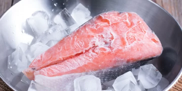 Sin sal ni agua caliente: el truco definitivo para descongelar el pescado el tiempo récord Sin sal ni agua caliente: el truco definitivo para descongelar el pescado el tiempo récord