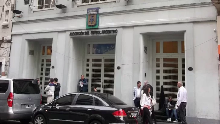 Pese al enfrentamiento que tiene con el “Chiqui” Tapia, el Gobierno de Milei aclaró que no está pensando en una intervención de la AFA Pese al enfrentamiento que tiene con el “Chiqui” Tapia, el Gobierno de Milei aclaró que no está pensando en una intervención de la AFA