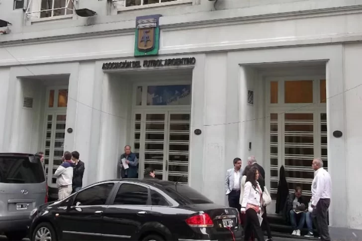 Pese al enfrentamiento que tiene con el “Chiqui” Tapia, el Gobierno de Milei aclaró que no está pensando en una intervención de la AFA