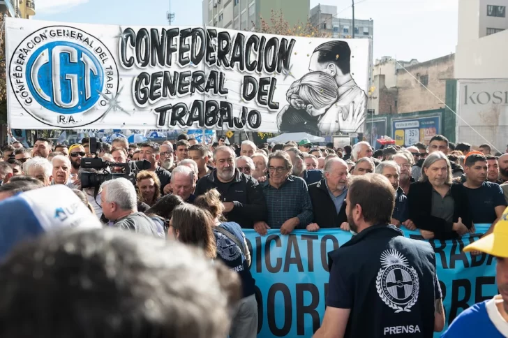 Comenzó la marcha de los sindicatos contra la reforma laboral que impulsa el Gobierno Comenzó la marcha de los sindicatos contra la reforma laboral que impulsa el Gobierno