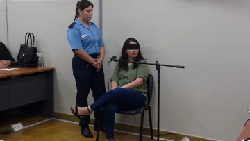 El estremecedor relato de la niña víctima de su mamá adoptiva policía: “Me mordió la oreja y quería quemarme con la plancha porque no hice la tarea”