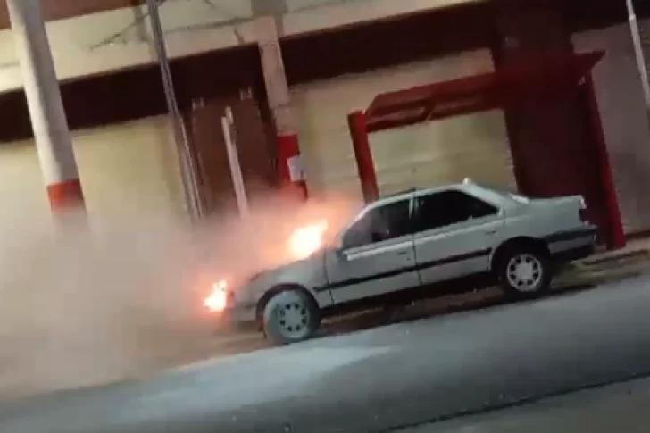 Un auto ardió en plena madrugada y generó tensión en la zona