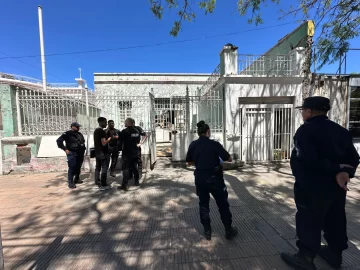 La Policía detuvo a 20 personas en una gresca que comenzó como un ajuste de cuentas: secuestraron un arma de fuego La Policía detuvo a 20 personas en una gresca que comenzó como un ajuste de cuentas: secuestraron un arma de fuego
