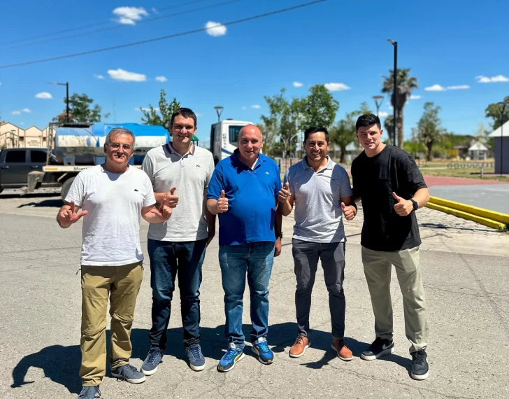 Peluc formalizó el pase de Gómez en Sarmiento e hizo un acto en la plaza departamental Peluc formalizó el pase de Gómez en Sarmiento e hizo un acto en la plaza departamental