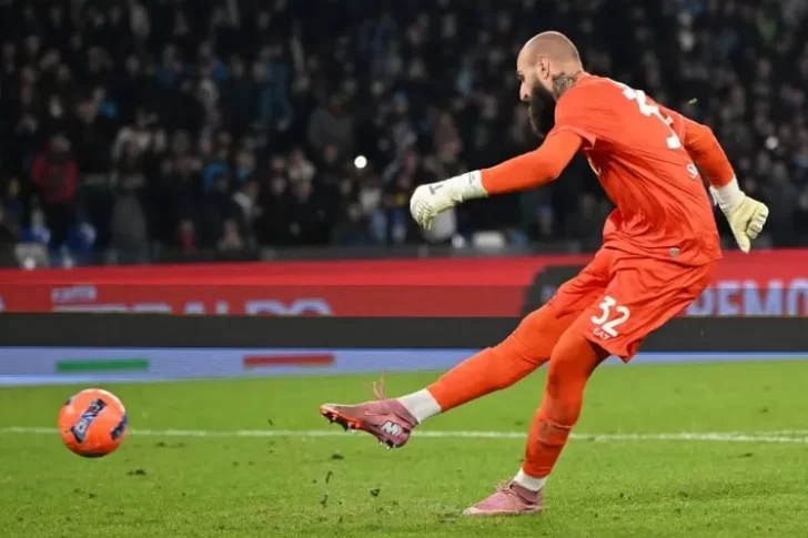 El penal a 130 kilómetros por hora que pateó el arquero del Napoli y recorre el mundo