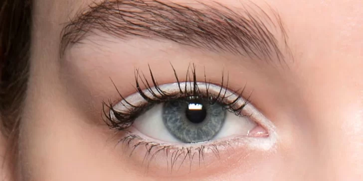 Adiós al delineador blanco para agrandar los ojos: el color que recomiendan usar Adiós al delineador blanco para agrandar los ojos: el color que recomiendan usar