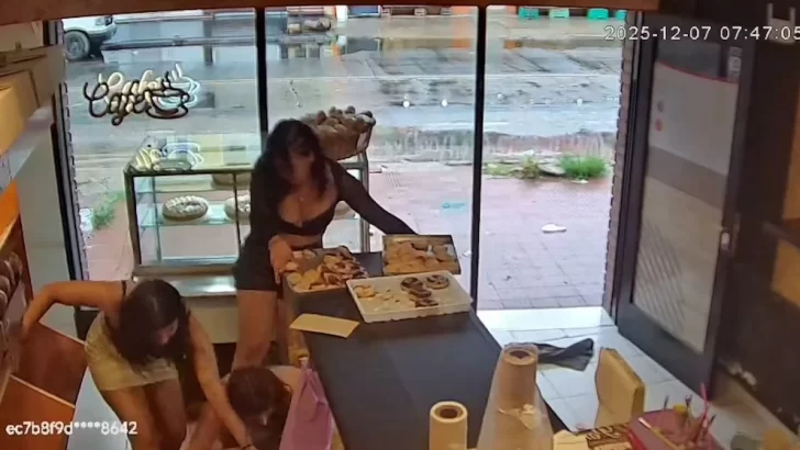[VIDEO] Cuatro chicas que salían del boliche atacaron a golpes a una panadera para robarle