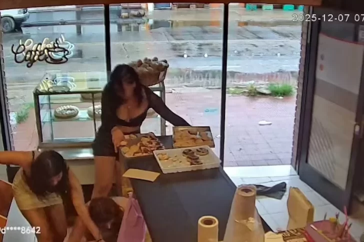 [VIDEO] Cuatro chicas que salían del boliche atacaron a golpes a una panadera para robarle