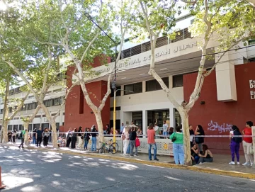 Ansiedad, mate, compañía y la espera: así se vive el ingreso a los Institutos Preuniversitarios