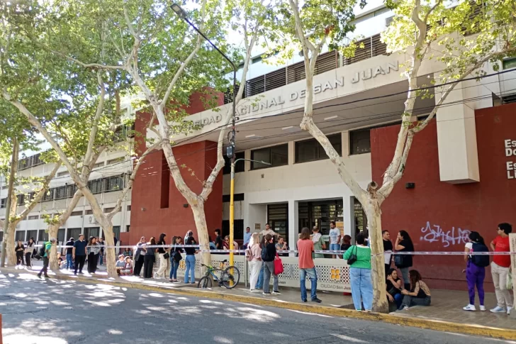 Ansiedad, mate, compañía y la espera: así se vive el ingreso a los Institutos Preuniversitarios