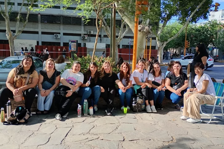 Madres, vecinas y amigas: el aguante compartido que llegó desde Pocito durante el ingreso a los Institutos Preuniversitarios