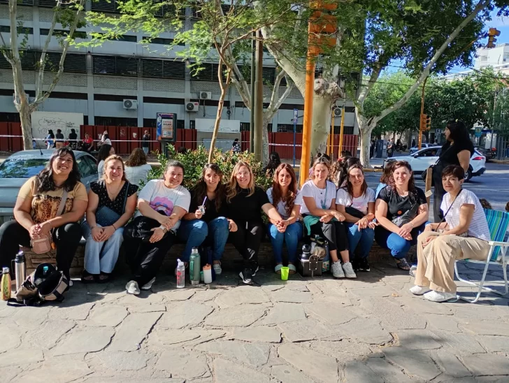 Madres, vecinas y amigas: el aguante compartido que llegó desde Pocito durante el ingreso a los Institutos Preuniversitarios Madres, vecinas y amigas: el aguante compartido que llegó desde Pocito durante el ingreso a los Institutos Preuniversitarios