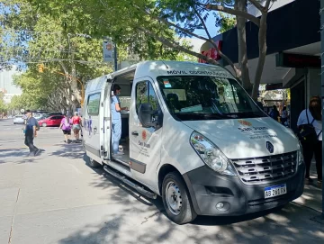 Un móvil odontológico sorprendió en la Peatonal sanjuanina en el marco del Día Nacional de la Lucha contra el Cáncer Bucal