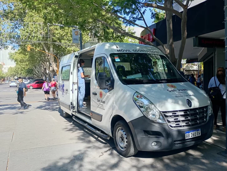 Un móvil odontológico sorprendió en la Peatonal sanjuanina en el marco del Día Nacional de la Lucha contra el Cáncer Bucal
