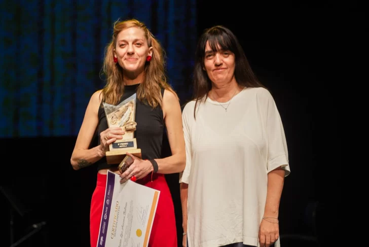 Luz Azcona y la historia “accidentada” que creció hasta convertirse en una novela que destaca el paisaje sanjuanino Luz Azcona y la historia “accidentada” que creció hasta convertirse en una novela que destaca el paisaje sanjuanino