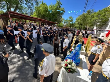 Con un desfile exprés, pero muy emotivo, la Policía de San Juan celebró su 156to aniversario Con un desfile exprés, pero muy emotivo, la Policía de San Juan celebró su 156to aniversario
