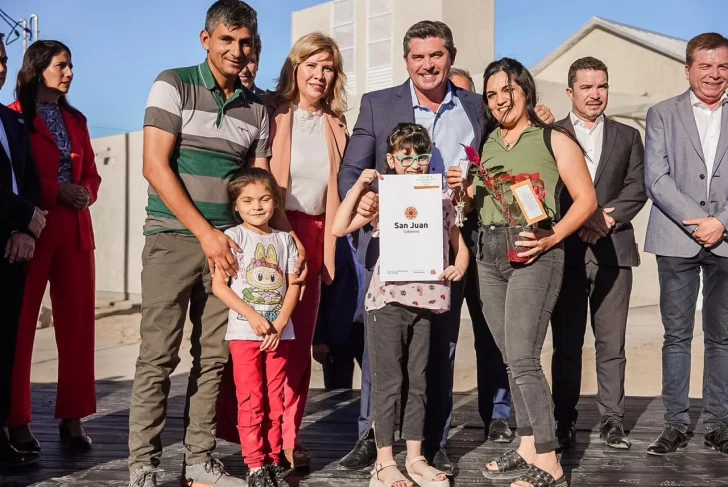 Orrego entregó 83 viviendas en Jáchal, además hizo anuncios sobre pavimentación y beneficios para la producción sanjuanina Orrego entregó 83 viviendas en Jáchal, además hizo anuncios sobre pavimentación y beneficios para la producción sanjuanina