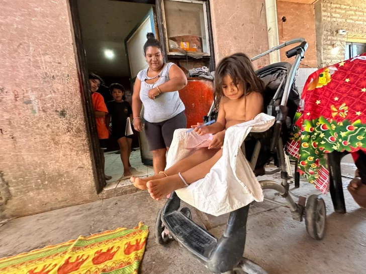 Dana, la hija de una pareja de cartoneros que fue atropellada en una plaza, ya se recupera en su casa de una triple cirugía Dana, la hija de una pareja de cartoneros que fue atropellada en una plaza, ya se recupera en su casa de una triple cirugía