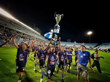 Unión, rey absoluto del fútbol sanjuanino en 2025: 17 postales de una noche que quedará en el recuerdo Unión, rey absoluto del fútbol sanjuanino en 2025: 17 postales de una noche que quedará en el recuerdo