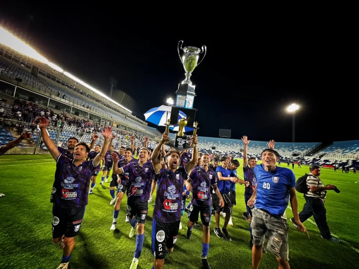 Unión, rey absoluto del fútbol sanjuanino en 2025: 17 postales de una noche que quedará en el recuerdo Unión, rey absoluto del fútbol sanjuanino en 2025: 17 postales de una noche que quedará en el recuerdo