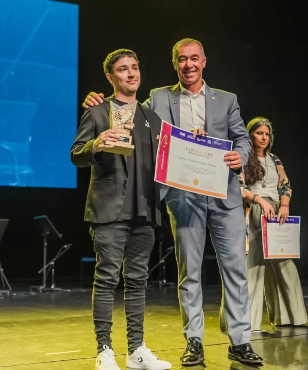 WhatsApp-Image-2025-12-22-at-14.43.39-605x728 Gustavo. San Juan Escribe