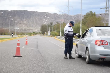 Un automovilista de 71 años fue detenido en el Control ubicado en El Encón, ¿por conducir con carnet trucho? Un automovilista de 71 años fue detenido en el Control ubicado en El Encón, ¿por conducir con carnet trucho?